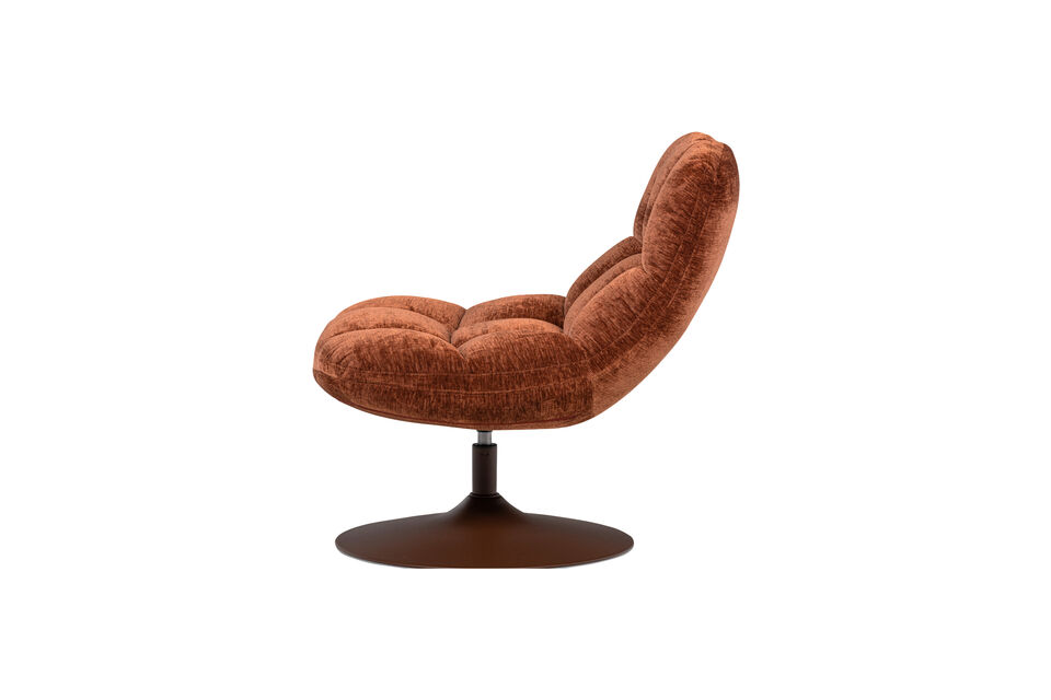 Deze elegante fauteuil uit de collectie van het Nederlandse merk WOOOD is bekleed met een luxe