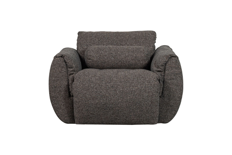 Deze sfeervolle draaifauteuil met donzen toplaag en zachte stof straalt luxe uit en past moeiteloos
