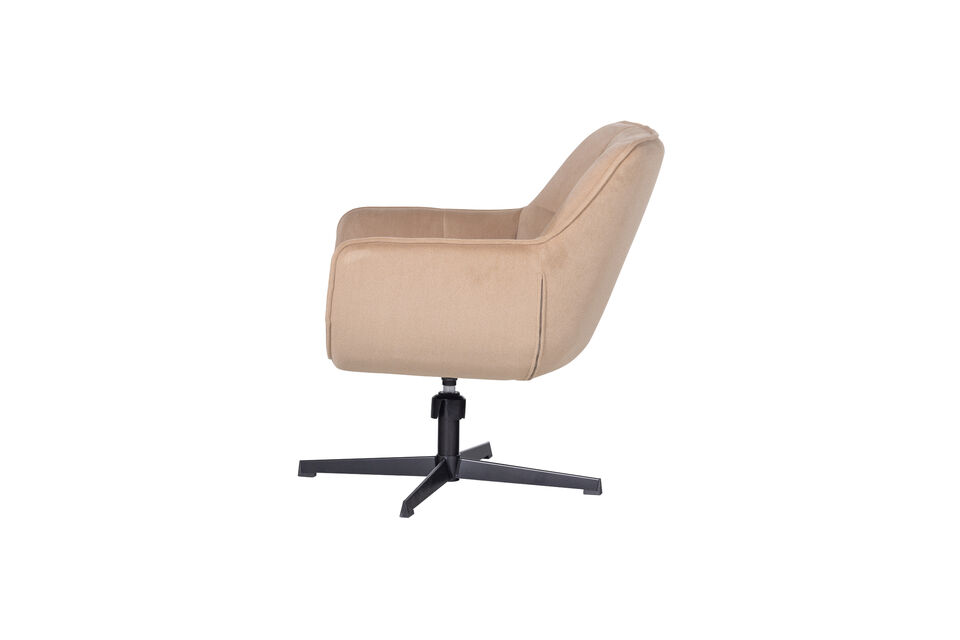 Met zijn zachte rondingen en moderne uitstraling past deze fauteuil in zand perfect in