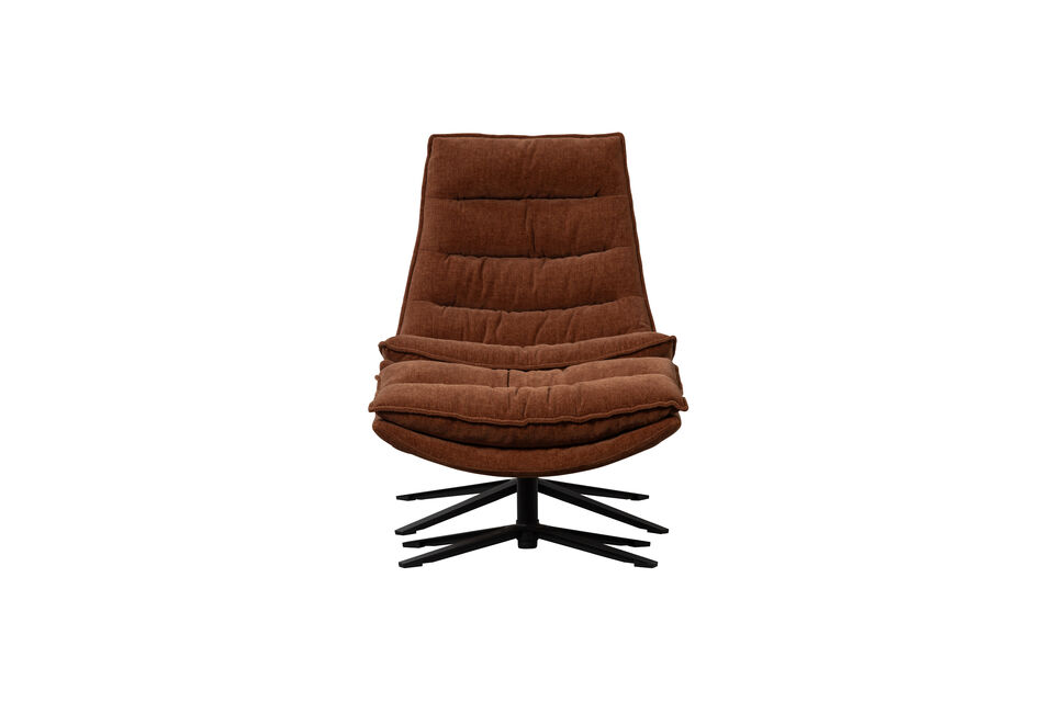 Sowohl Sessel als auch Hocker sind mit einem weichen Webstoff gepolstert und stehen auf einem