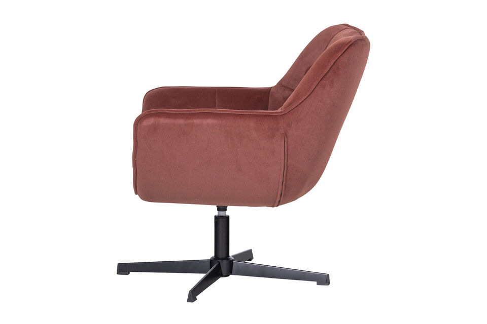 Dieser Sessel kombiniert ein zeitloses Design mit dem weichen Look von Samt