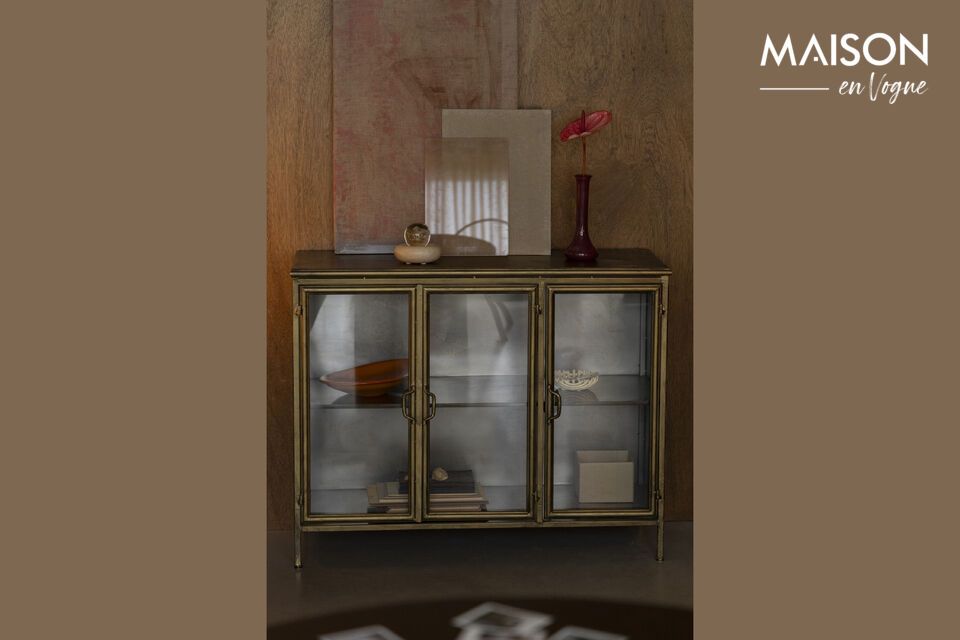 Dit bijzondere meubel is gemaakt van messingkleurig ijzer en voorzien van een antieke finish