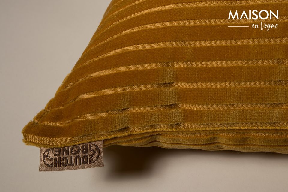 It is dressed with fine tone-on-tone stripes and a velvety fabric whose softness makes it a