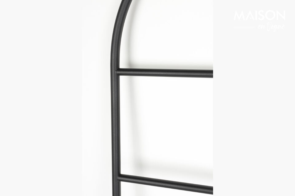 Sa forme arrondie et son revêtement noir par poudrage lui confèrent un aspect minimaliste