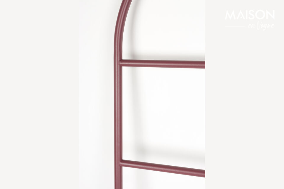 Grâce à son cadre métallique minimaliste