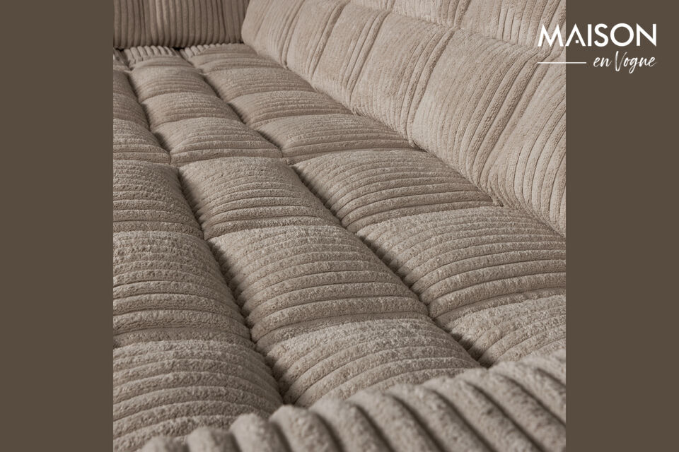 Die raffinierten Linien dieses Sofas sind sofort erkennbar und verleihen Ihrer Einrichtung einen