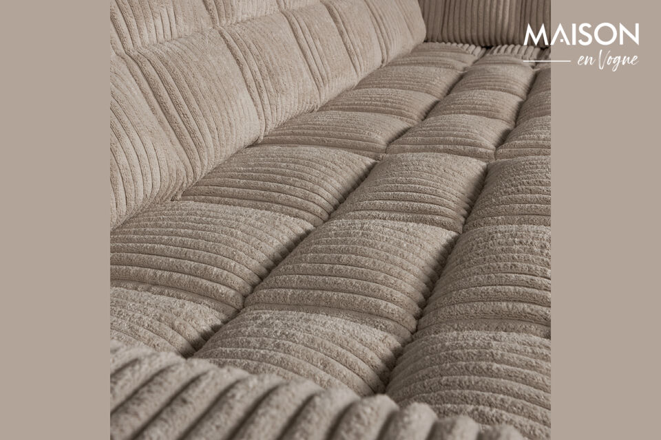 Die raffinierten Linien dieses Sofas sind sofort erkennbar und verleihen Ihrer Einrichtung einen