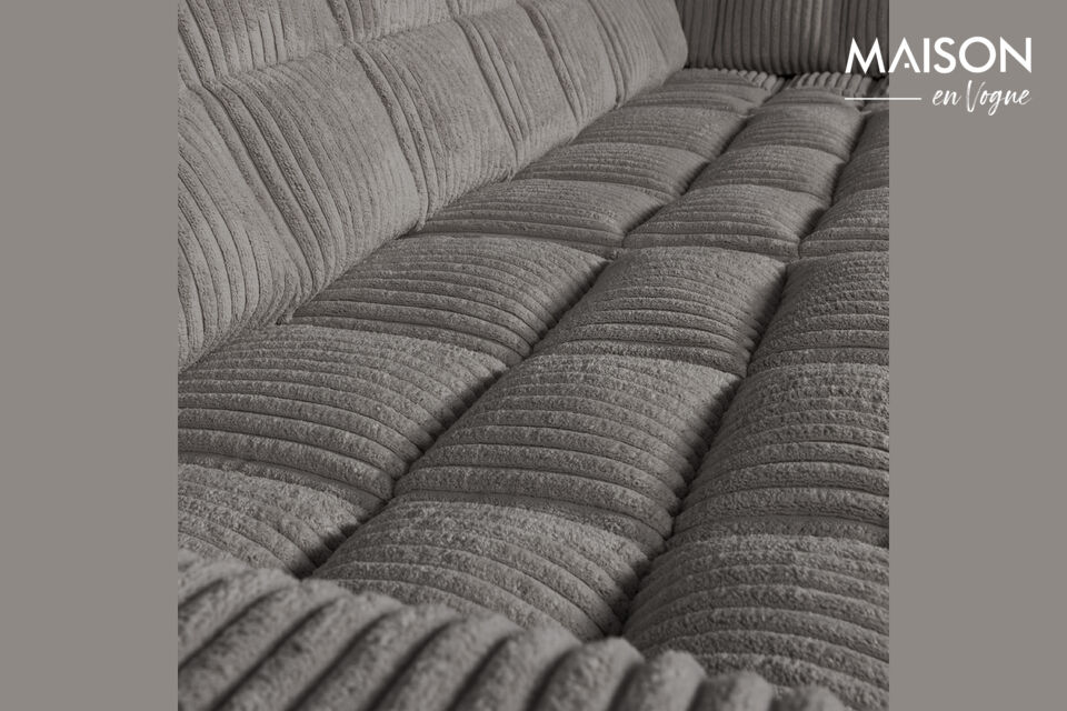 Die raffinierten Linien dieses Sofas sind sofort erkennbar und verleihen Ihrer Einrichtung einen