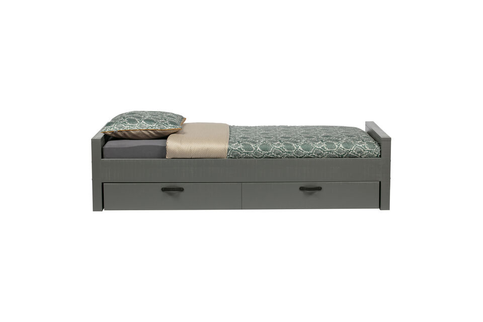 Het bed is gespoten in de stoere kleur leem en is gemaakt van massief grenen met een rustieke
