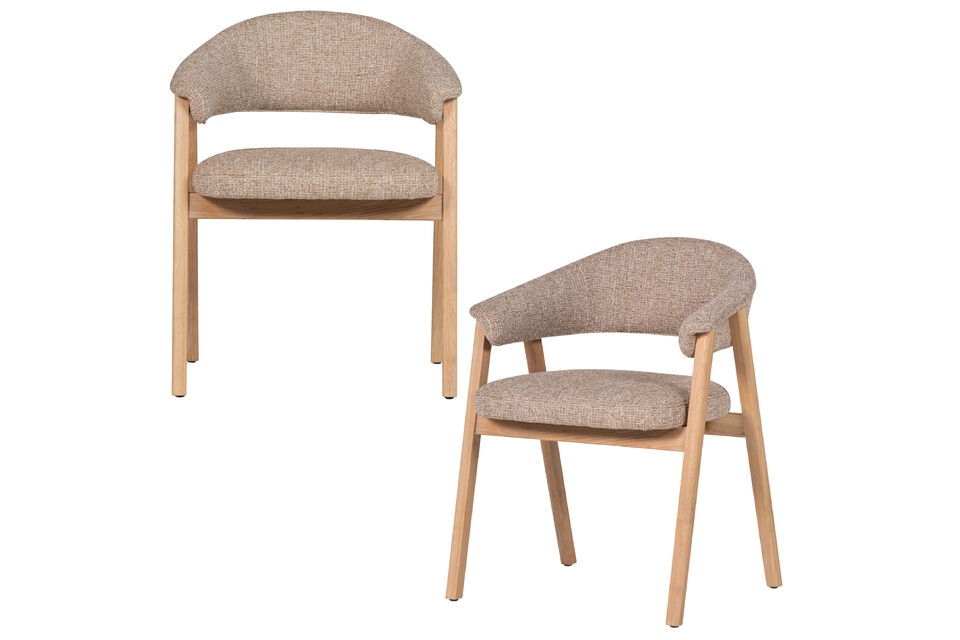 De combinatie van eikenhout met de zachte polyester stof zorgt voor een prettige plek aan tafel