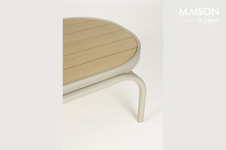 Disponible en canapé individuel, fauteuil lounge ou ensemble complet avec table