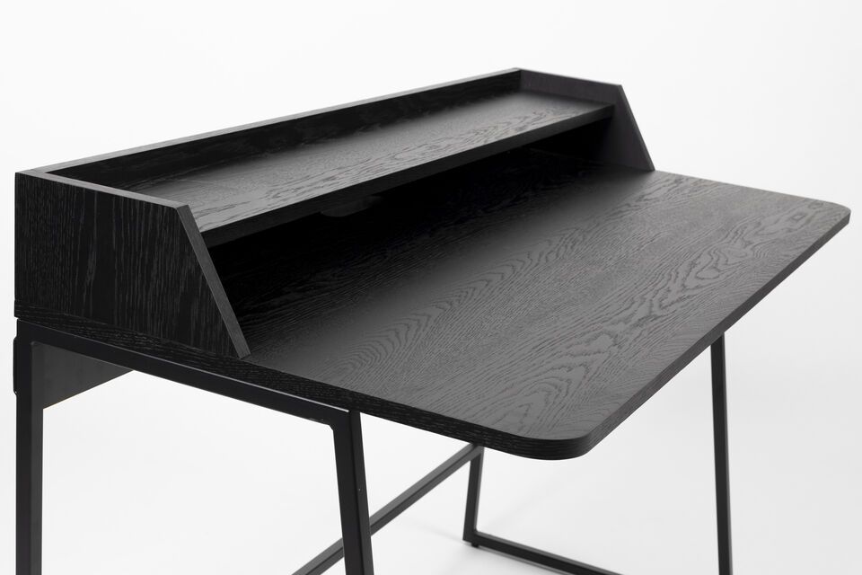 Su atemporal color negro combina fácilmente con cualquier decoración y añade un innegable toque