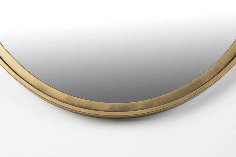 Este espejo se presenta en un acabado bronce que añade encanto vintage