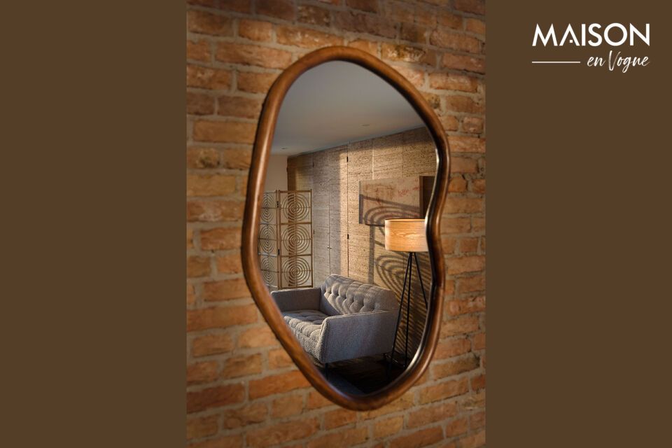 Este espejo de pared ha sido diseñado con una forma orgánica e imperfecta