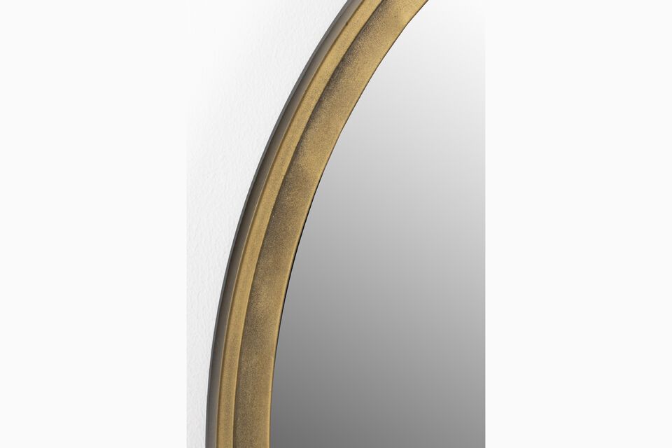 Añada un toque de carácter único a su hogar con el espejo pequeño de hierro color bronce Matz
