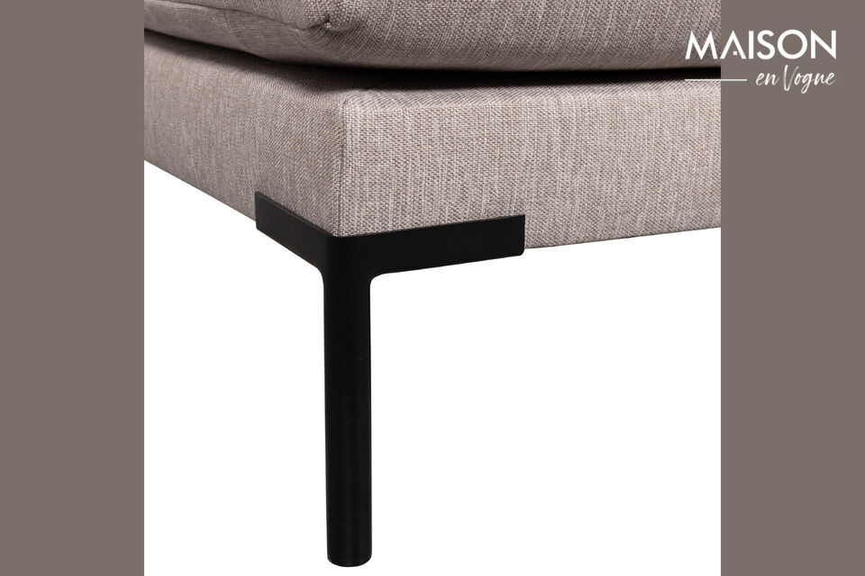 Das elegante Design wird durch die hohen, schwarzen Beine in Zylinderform betont