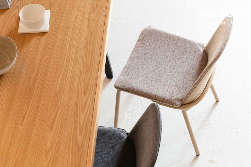 Dieser Tisch in klassischem Braun zeichnet sich durch seine sechs Zentimeter dicke Tischplatte aus