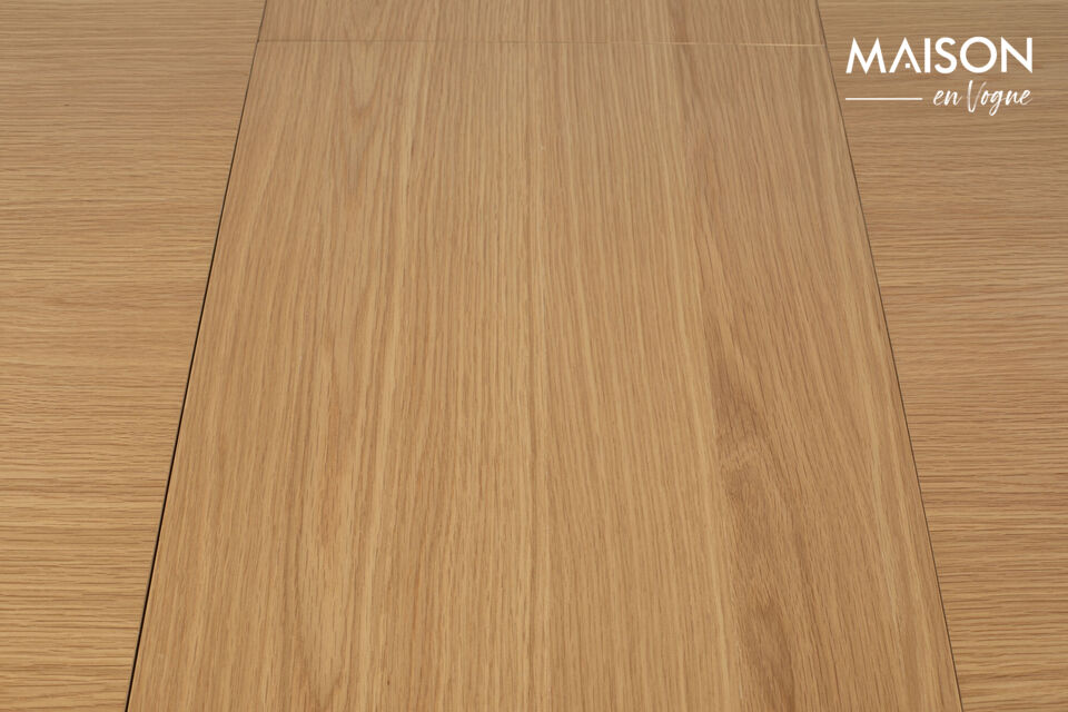 Mit seinem natürlichen Holzmaserungsmuster auf der Furniertischplatte bringt der Twist-Tisch