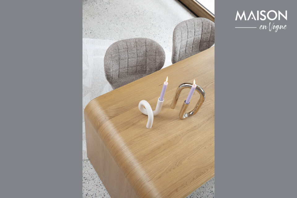Brave besteht aus nachhaltigem Eichenfurnier und Massivgummiholz, langlebig gestaltet