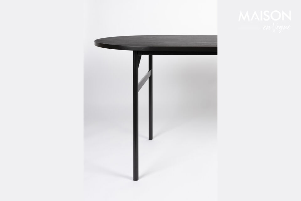 Hergestellt aus einer schlanken ovalen Form und einem robusten Metallrahmen bietet dieser Tisch