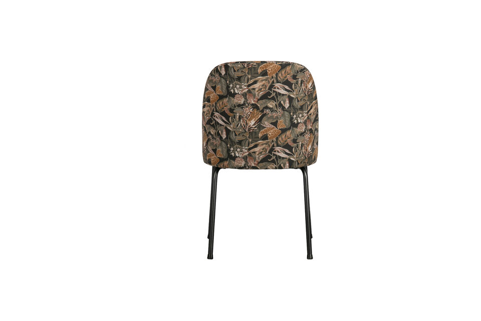 Durch das schlanke Design passt dieser Stuhl gut in verschiedene Wohnstile