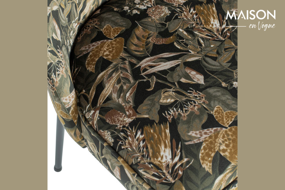 Der weiche, kurze Samtstoff besteht aus 100% Polyester und hat eine Martindale von 100