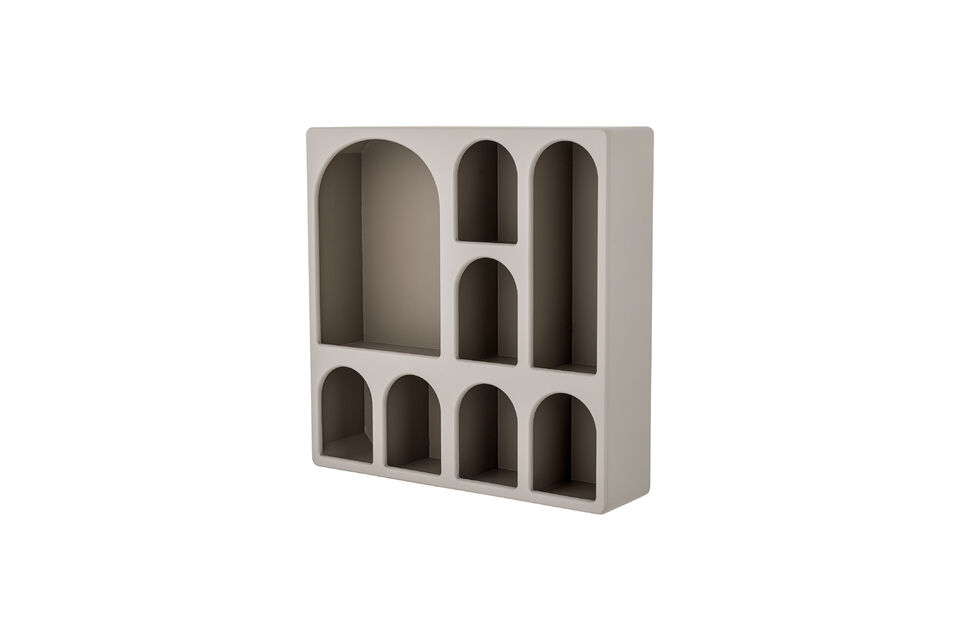 La estantería Graphia de Bloomingville está fabricada en MDF lacado en marrón y tiene un diseño