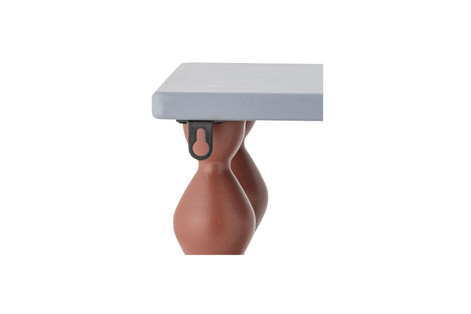 Sa forme sculpturale et ses couleurs contrastées apportent une touche ludique à la chambre