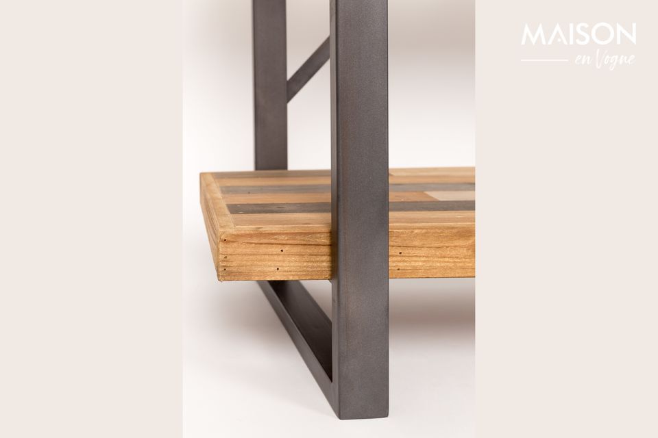 Cette étagère en métal gris et bois naturel est en effet constituée de quatre épaisses