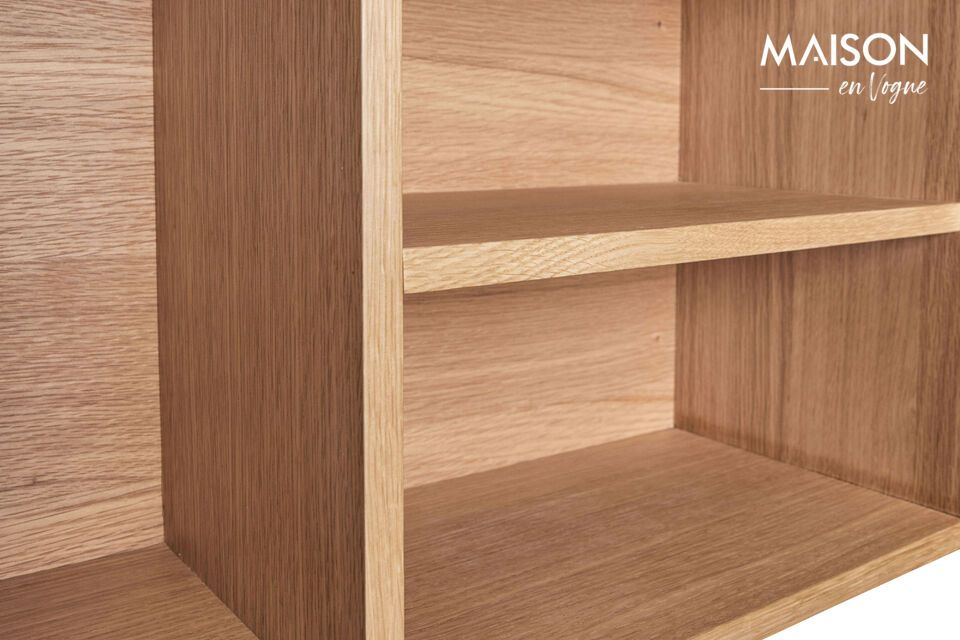 Cette étagère en bois certifié FSC® offre trois espaces de rangement de dimensions variées