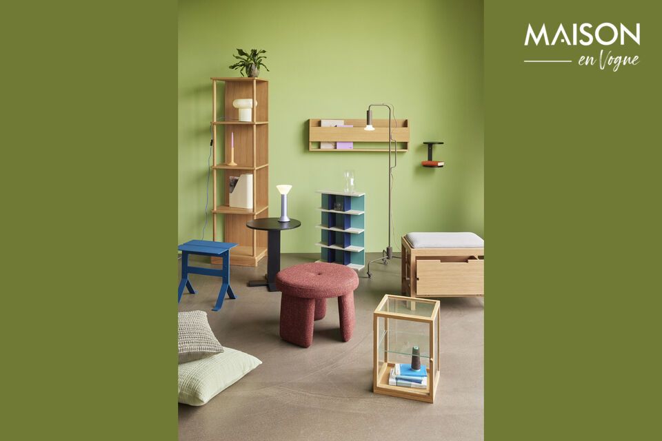 Plongez dans l\'univers délicat et prégnant de l\'étagère murale en bois de frêne noir Oto