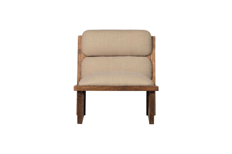 Le fauteuil a une structure en bois d\'acacia de forme organique avec des nuances de couleurs et