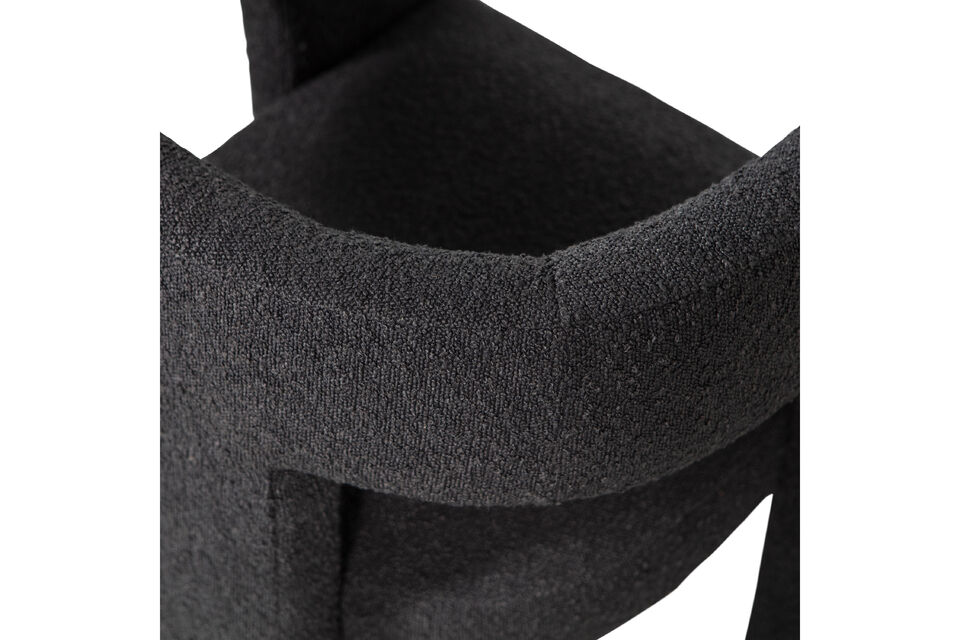 Cette combinaison de fibres synthetiques garantit la grande durabilite du tissu