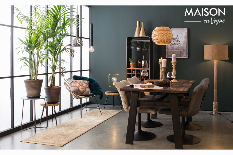 Un fauteuil de mini-bar pivotant à l'assise capitonnée et vintage