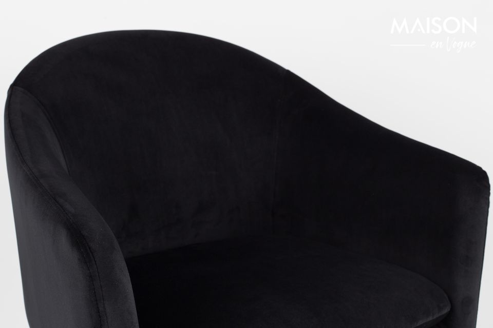 Charme, douceur et raffinement définissent parfaitement le fauteuil Catelyn noir
