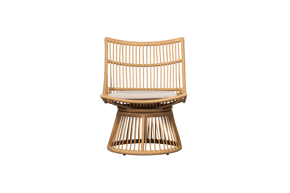 Le fauteuil est fabriqué en osier synthétique et repose fermement sur le sol grâce à sa base