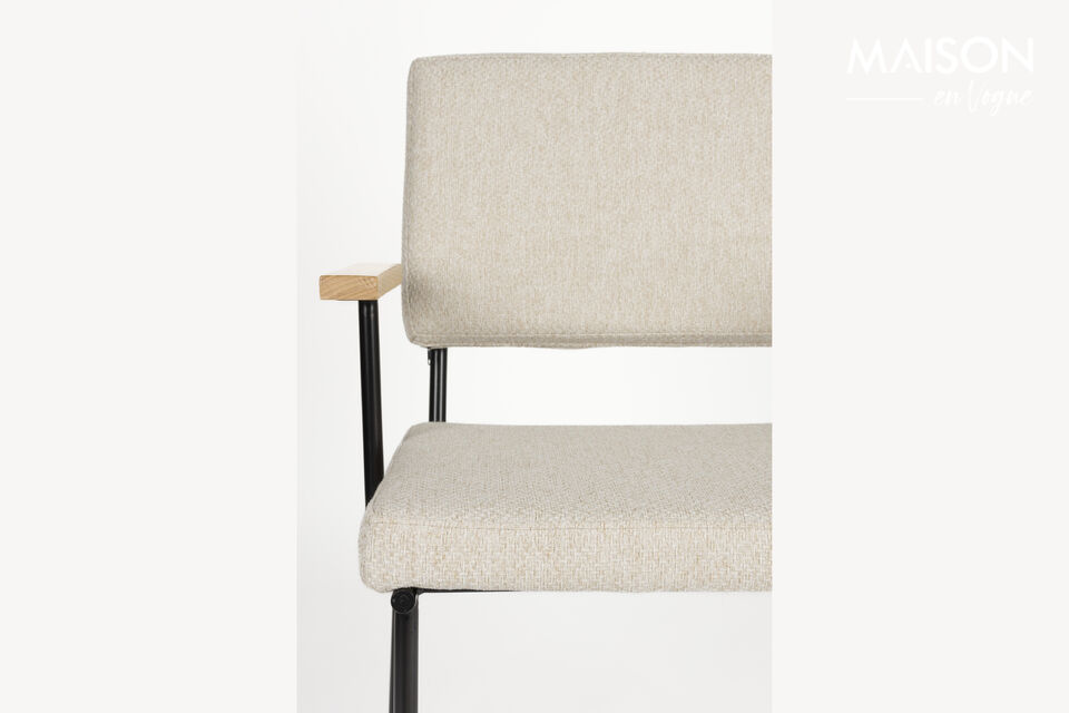 Dispose d\'une assise confortable avec un revêtement 100 % polyester