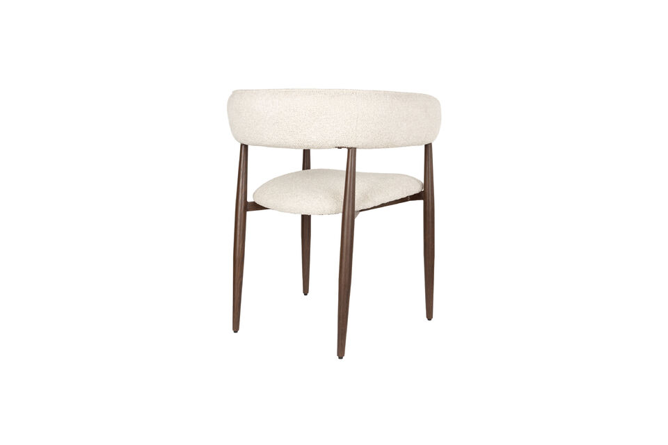 Cette chaise possède un piètement robuste en fer avec un magnifique revêtement par poudre de