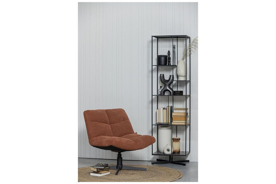 Le fauteuil pivotant Terracotta Vinny est un véritable accroche-regard du label néerlandais de