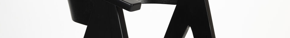 Mise en avant matière Fauteuil en bois noir NDSM