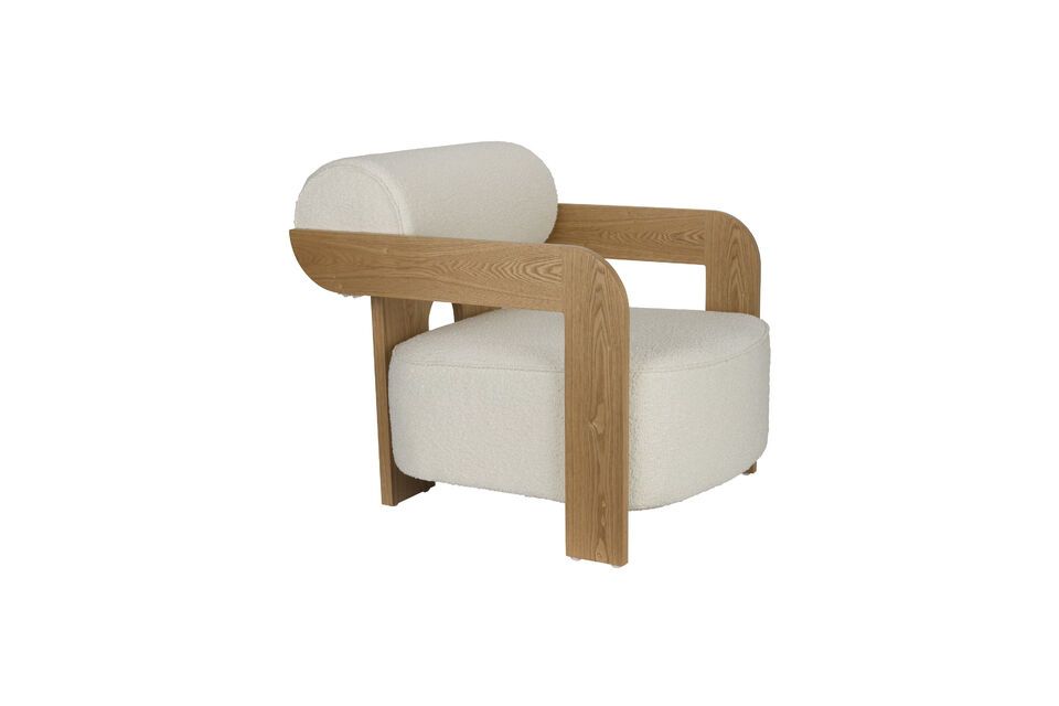 Le fauteuil Oolong incarne une douceur tactile tout en ajoutant une légèreté visuelle à votre