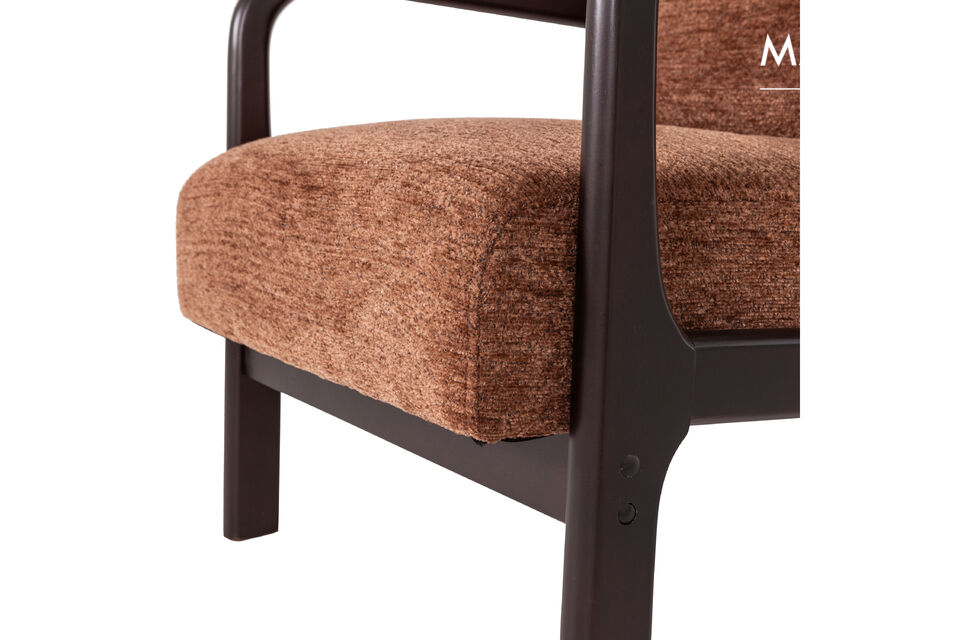 Matériau Le fauteuil est recouvert d\'un tissu chenille 100% polyester