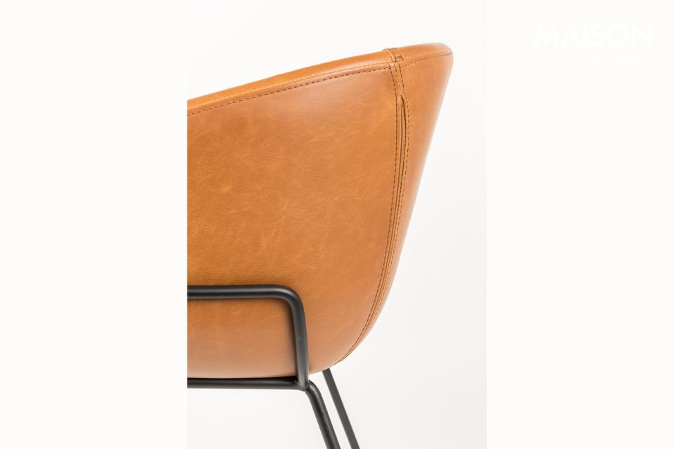 Ce fauteuil en cuir PU brun de chez Zuiver est en effet beaucoup plus polyvalent