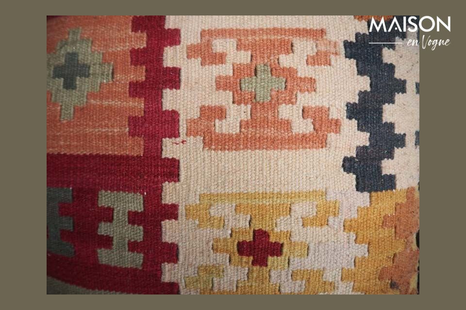 Il est fabriqué à partir de matériaux nobles comme le bois massif ou le cuir de vachette