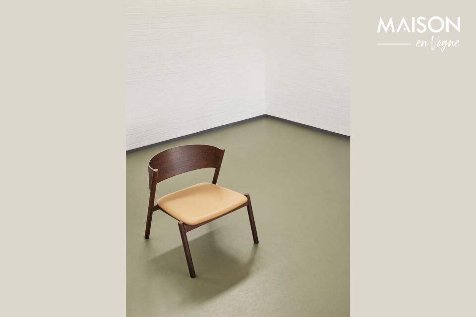 Le fauteuil en hêtre marron Oblique offre un design à la fois classique et contemporain