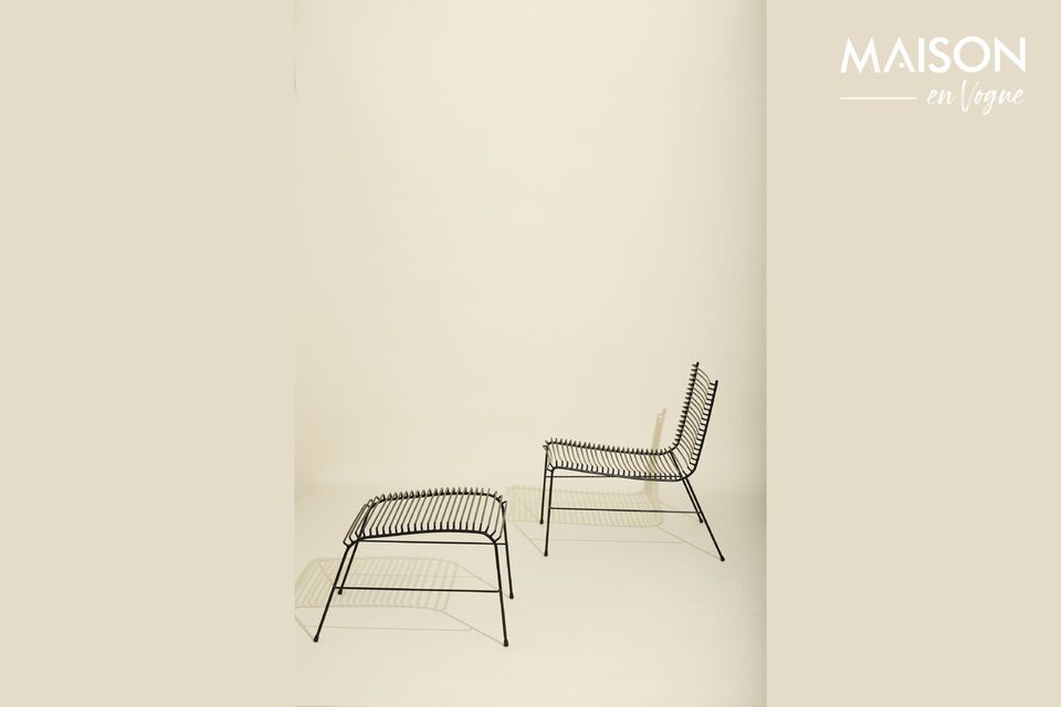 Le fauteuil lounge String en métal noir allie robustesse et design moderne pour enrichir votre