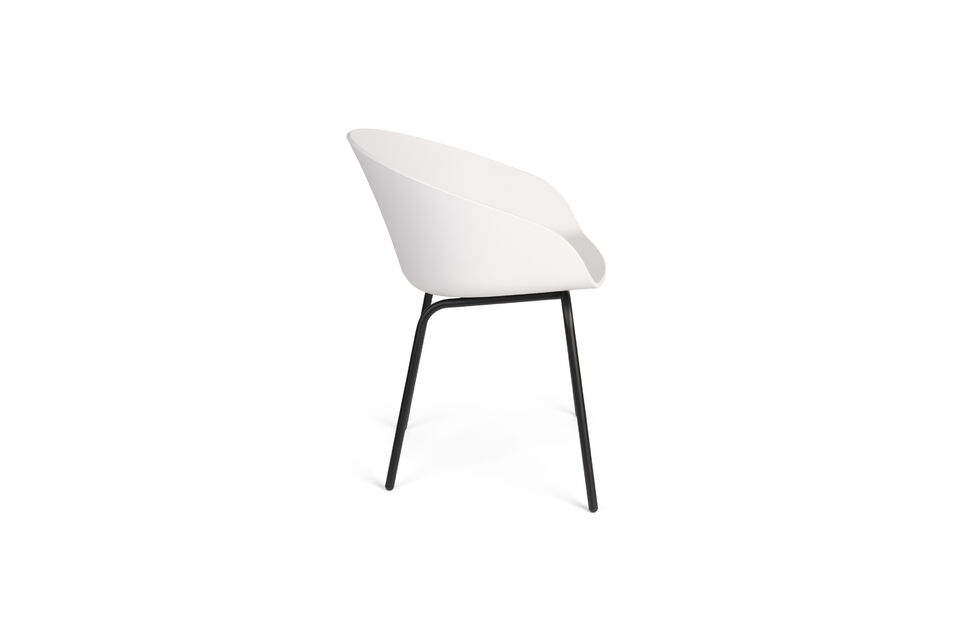 La chaise design Void présente des lignes courbes et ergonomiques