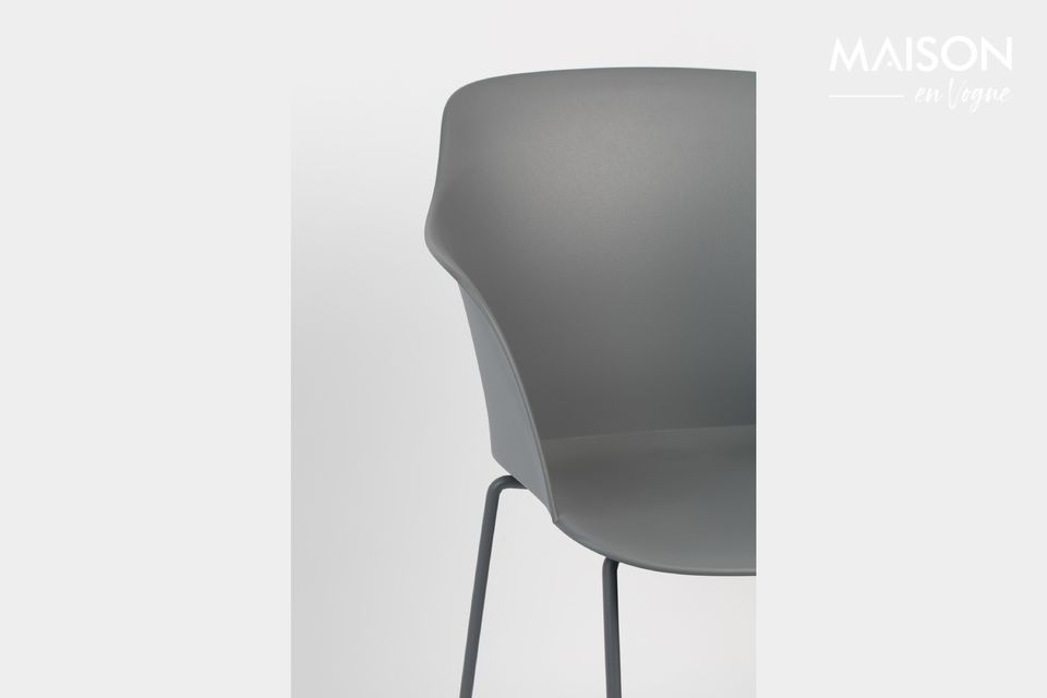 Le fauteuil Tango présente une structure solide et robuste en acier poudré