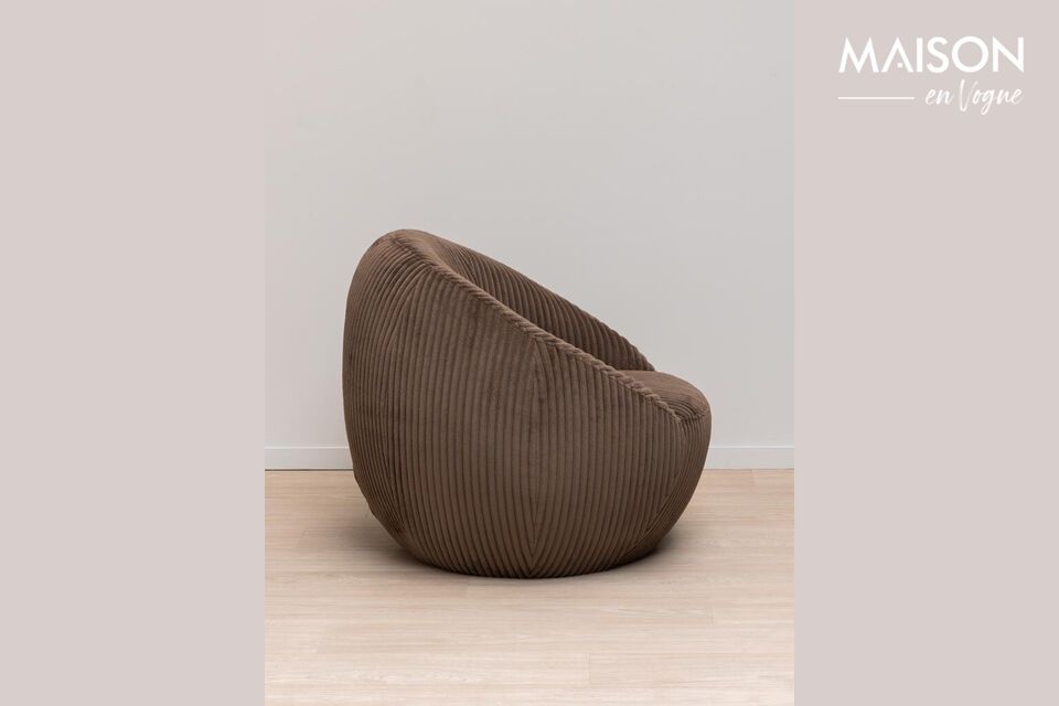 Confort et style avec le fauteuil marron en polyester.