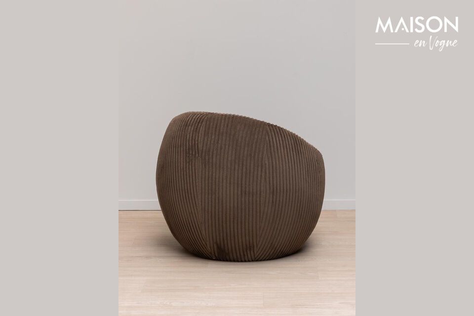 Parfait pour un salon, une chambre ou même un bureau, ce fauteuil combine style et praticité